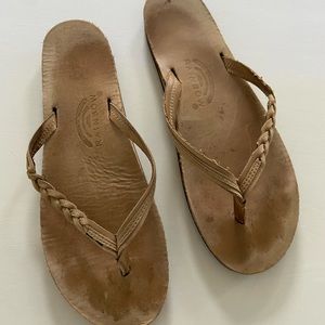 Women’s braided size 10 tan flip flop